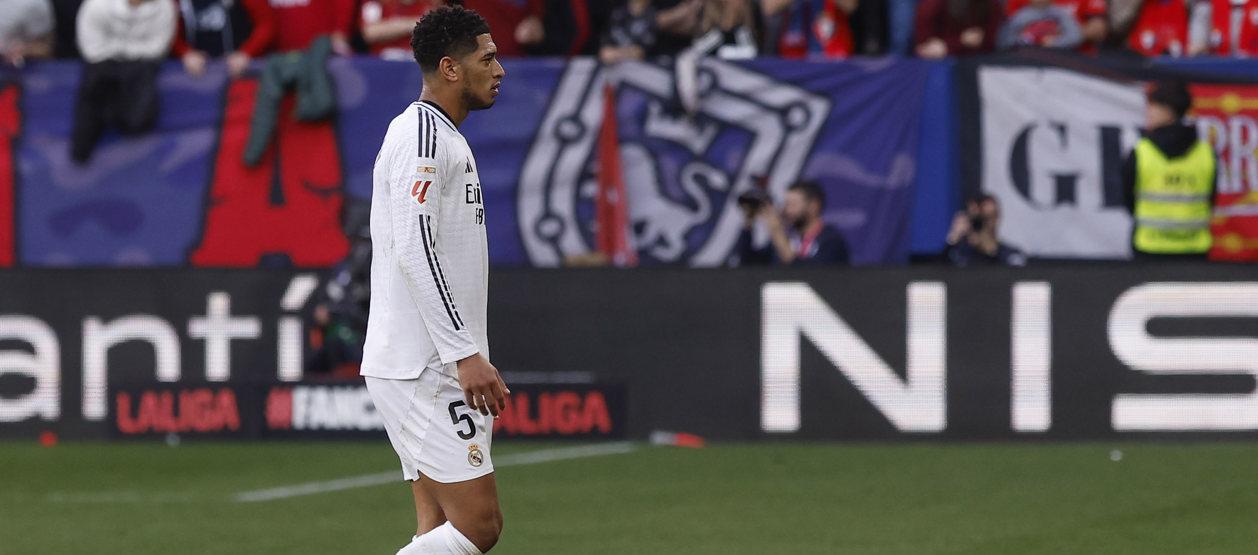 Jude Bellingham abandona la cancha tras ver la tarjeta roja. 