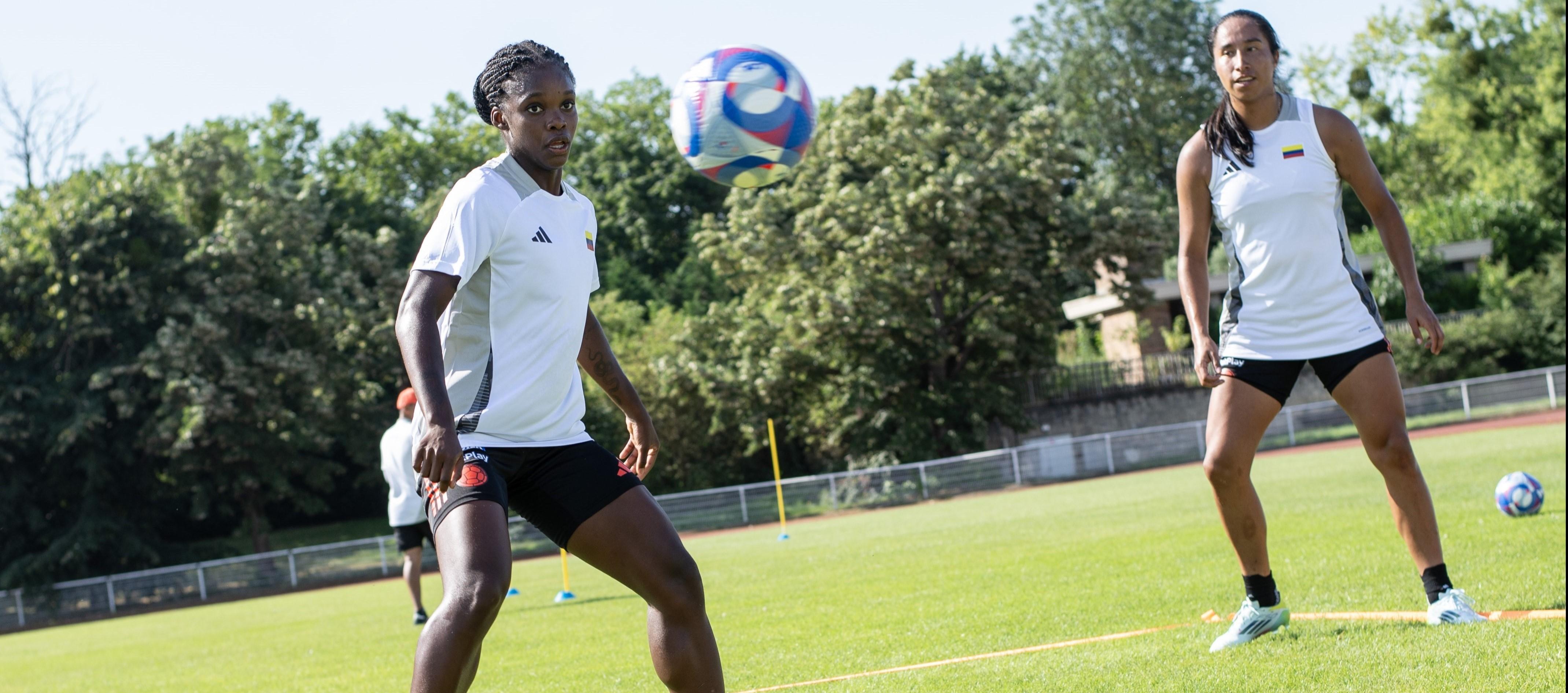 Linda Caicedo y Mayra Ramírez, integrantes de la Selección Colombia femenina de fútbol.