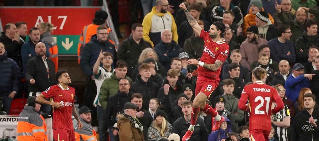Dominik Szoboszlai festeja su gol tras asistencia del colombiano Luis Díaz. 