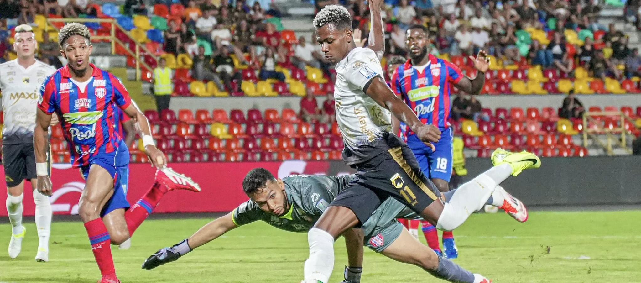 Acción de gol de Fredy Espinal, de Llaneros, que fue invalidada por fuera de juego.