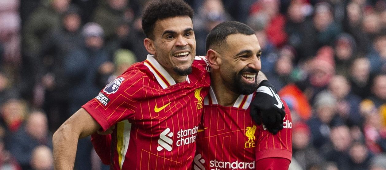 Luis Díaz festeja su gol con el egipcio Mohamed Salah.