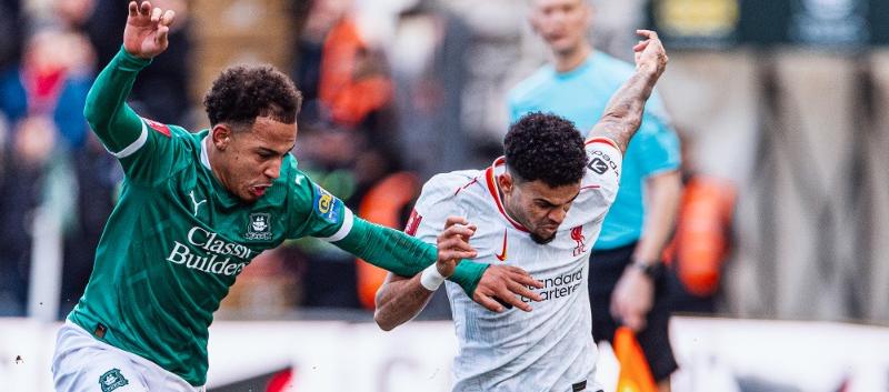 El colombiano Luis Díaz intenta avanzar ante la marca de un jugador rival. 