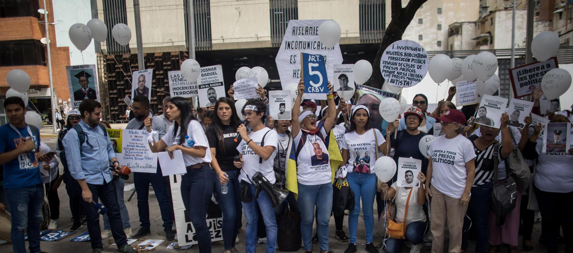 Familiares de políticos, activistas y otros detenidos en Venezuela frente al Ministerio Público.