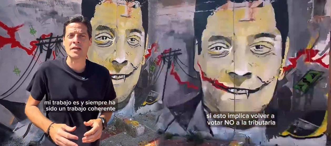 Senador Mauricio Gómez en el mural. 