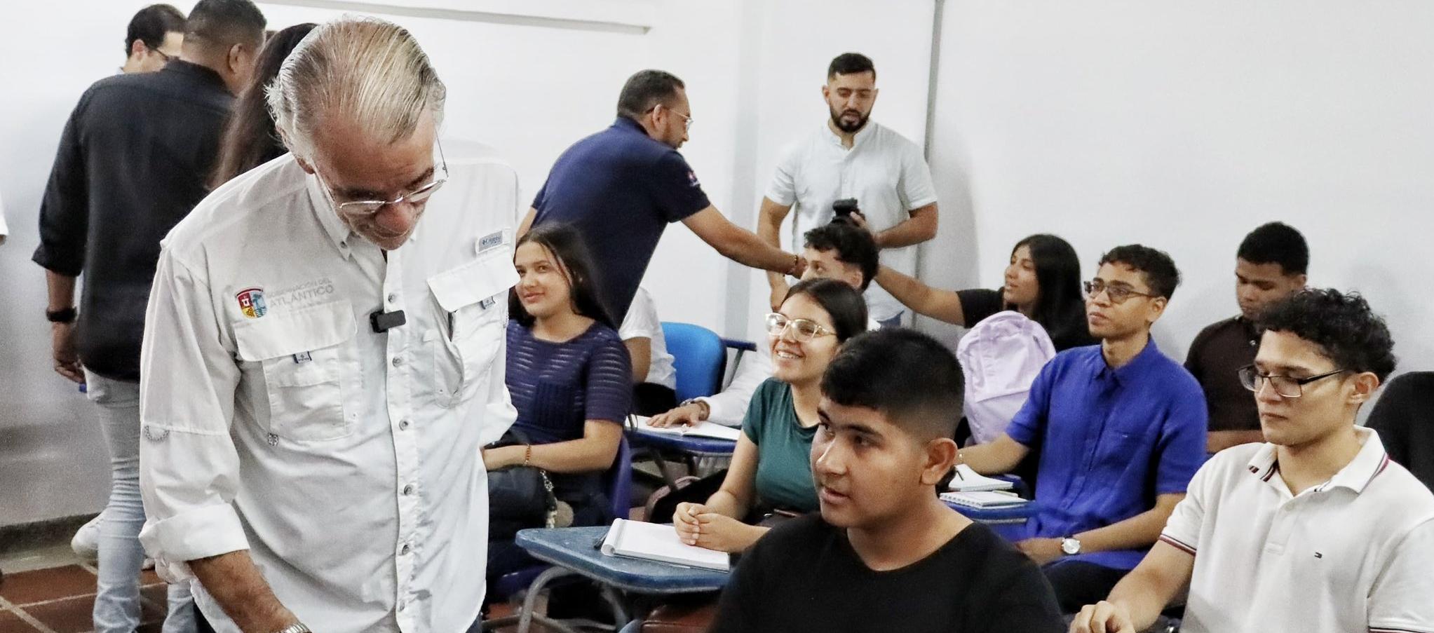 El gobernador Eduardo Verano durante la bienvenida a los estudiantes de Uniatlántico.