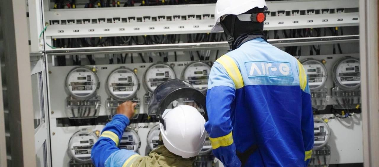 Operarios de Air-e revisando los medidores.