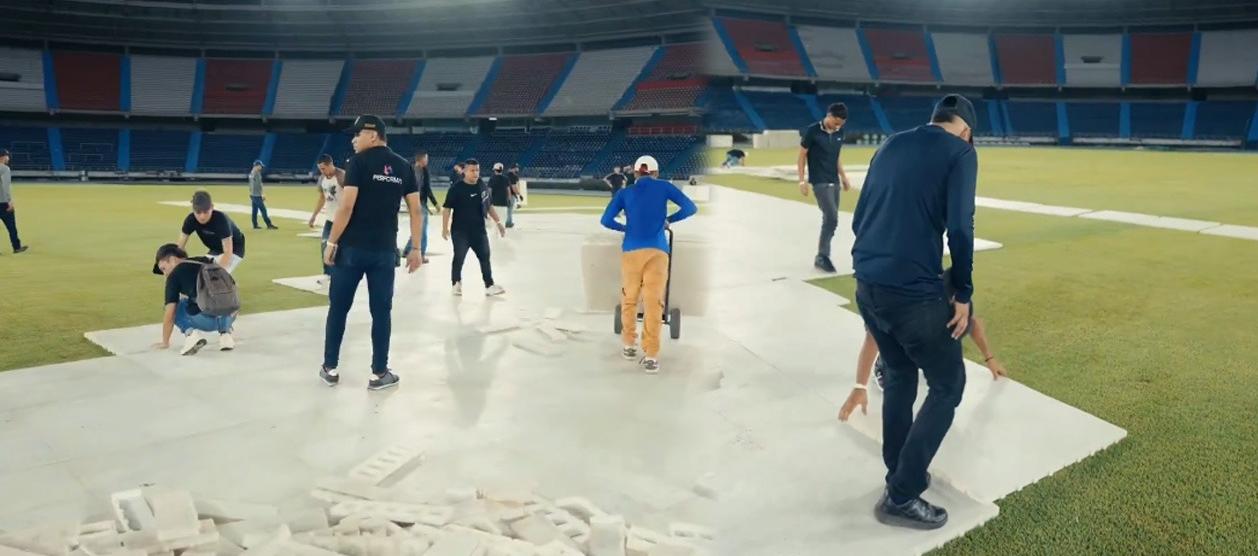 Momentos en que se instalaba la protección para la gramilla en el 'Metro'. 