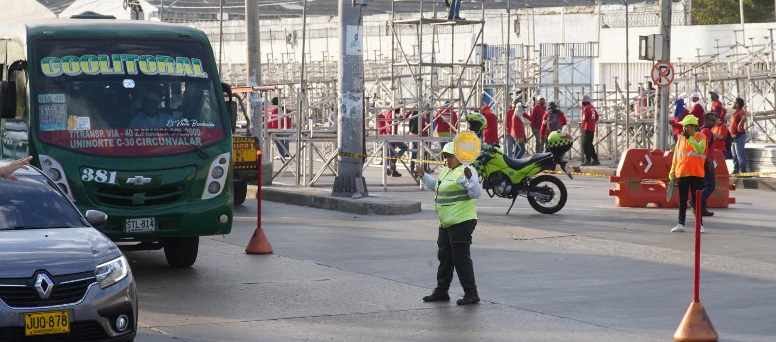Orientadores de movilidad en la Vía 40.