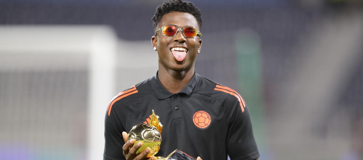 Néiser Villarreal con el trofeo de máximo goleador del Sudamericano sub-20.