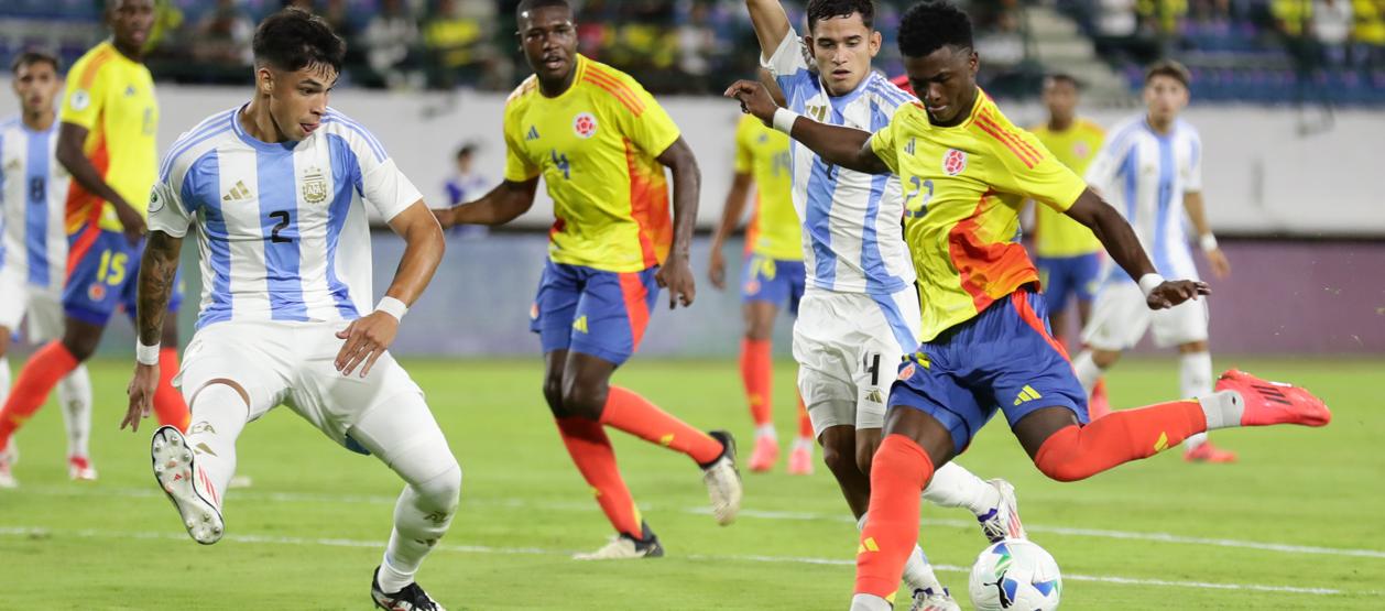 Néiser Villarreal intenta un remate a la portería argentina ante la presión de Juan Giménez.