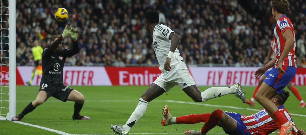 Jan Oblak, portero del Atlético, rechaza un disparo del brasileño Vinicius. 