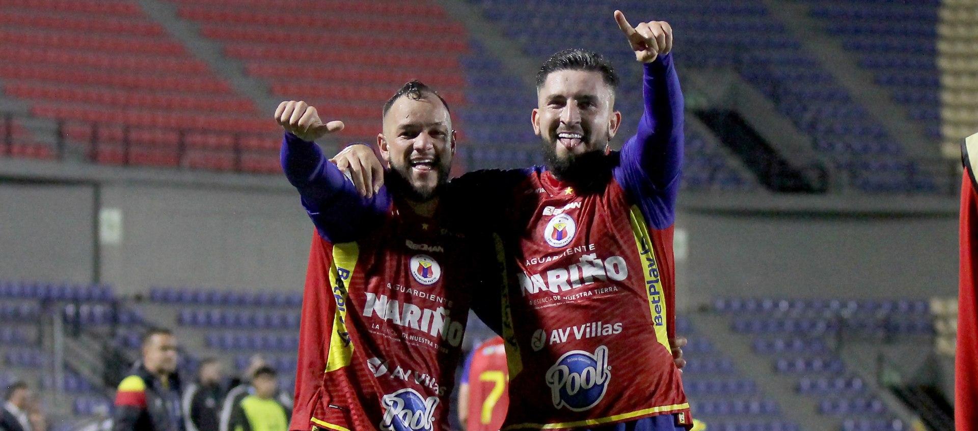 Mauricio Castaño (20), autor del primer gol del Pasto, celebra con Israel Alba.