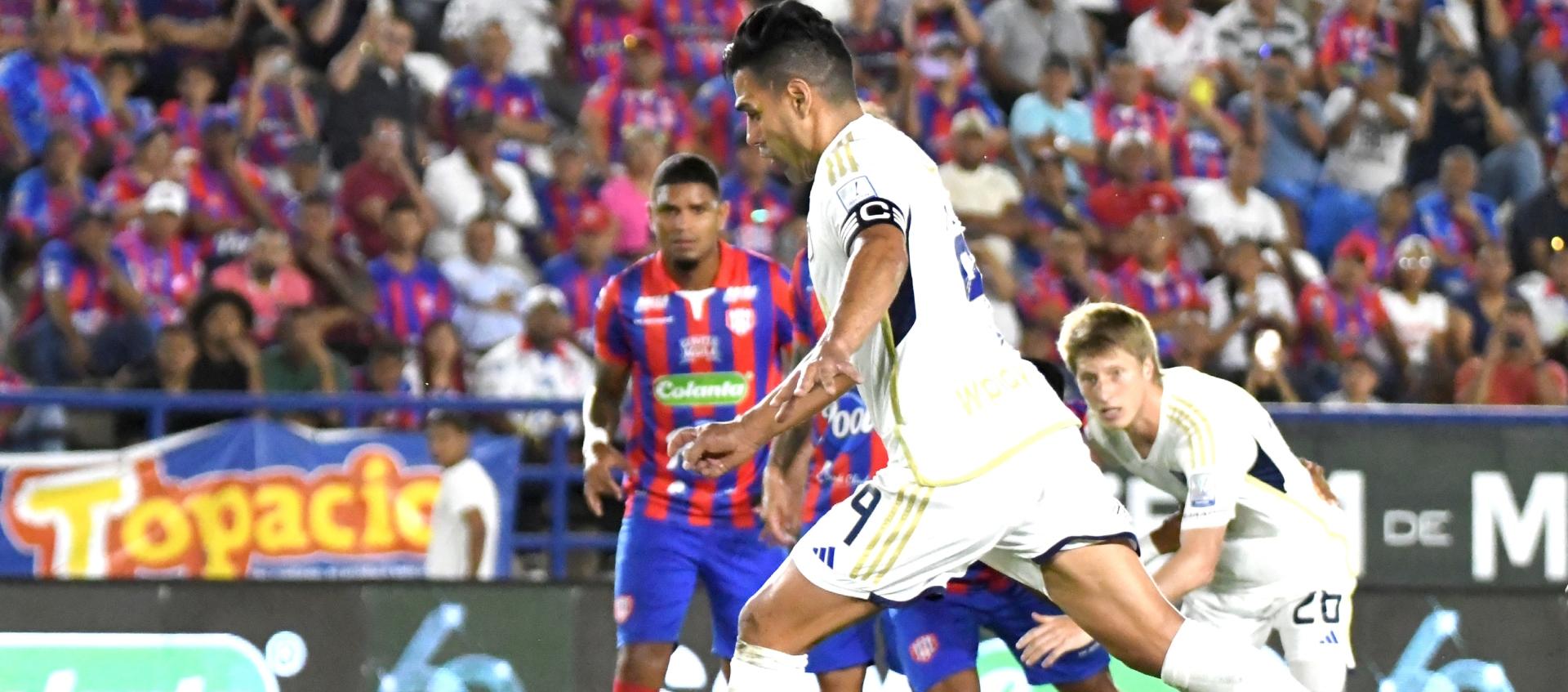 Falcao García cobra la pena máxima con la que abrió la cuenta a favor de Millonarios.