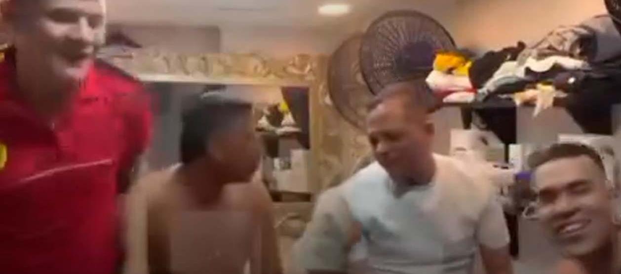 Los reclusos en plena parranda dentro de la cárcel. 