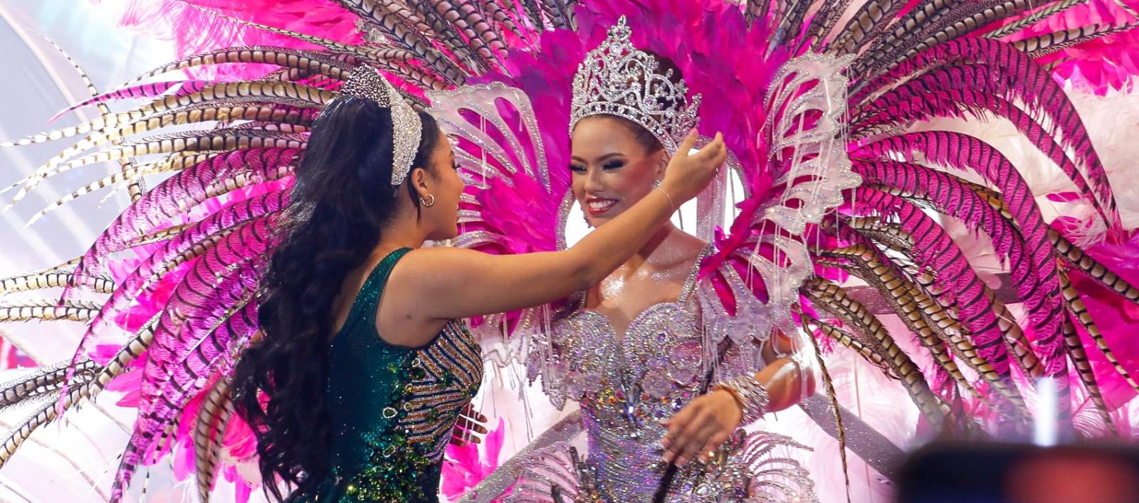 Coronación de Daniela Muñoz como reina del Carnaval en Soledad.
