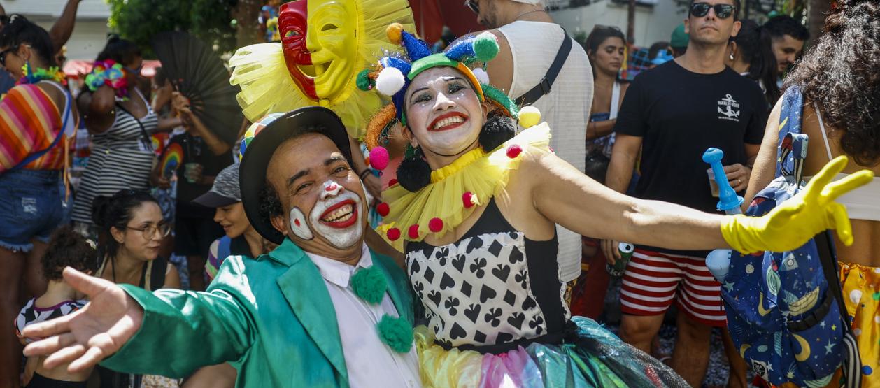 Artistas acompañantes de la comparsa callejera 'Gigantes da Lira'.