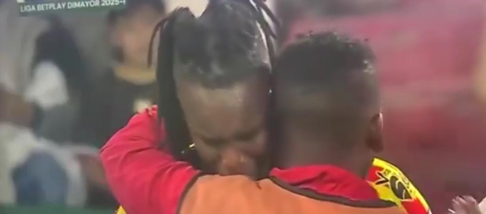 Rubilio Castillo es consolado por su compañero de equipo Carlos Darwin Quintero.