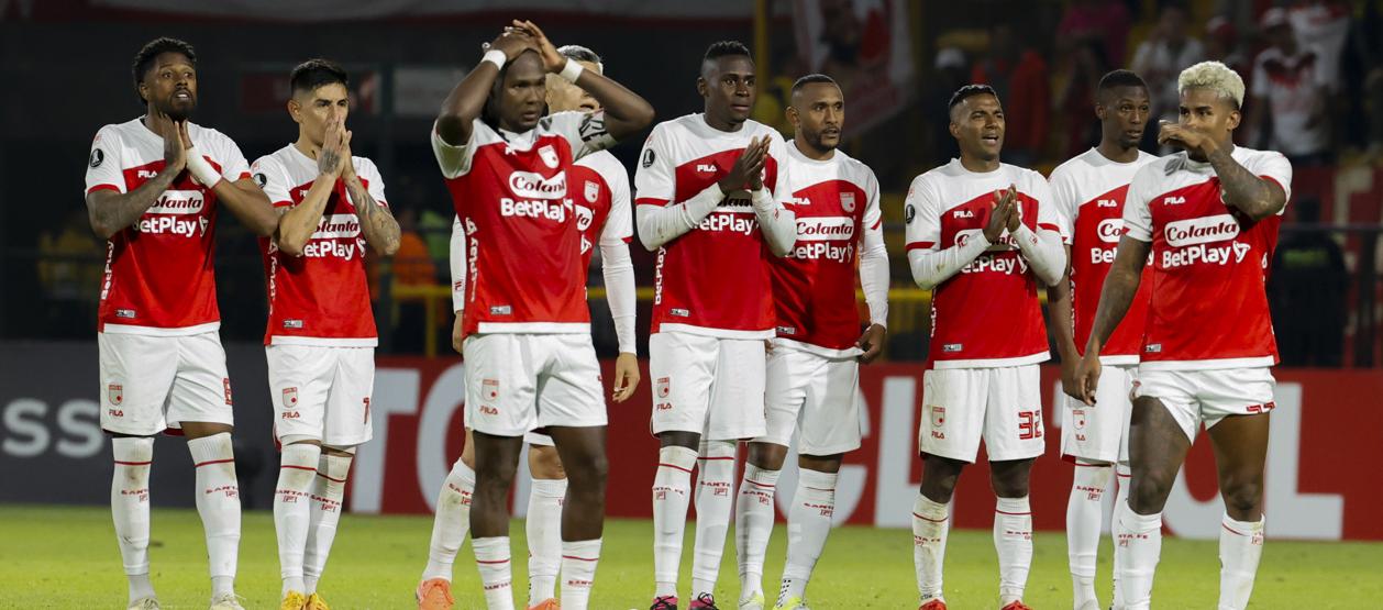 Jugadores de Santa Fe se lamentan tras caer en la tanda de penales ante Deportes Iquique. 