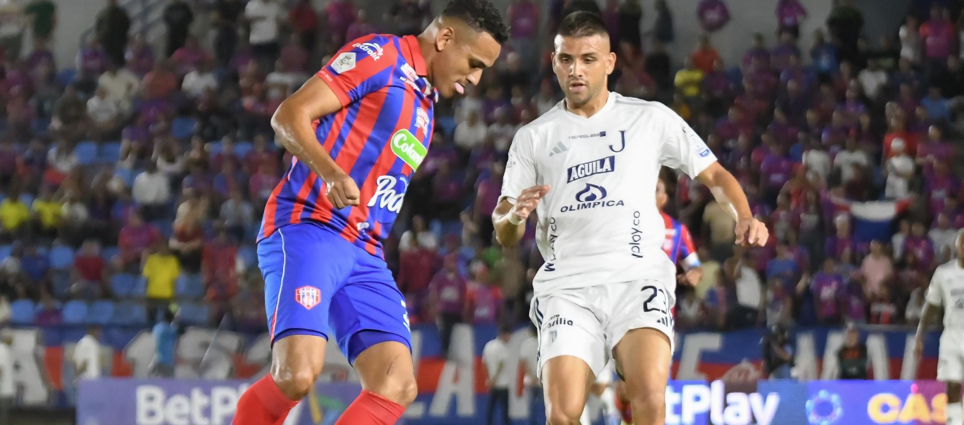 Steven 'Titi' Rodríguez disputa lapelota con el defensa Óscar Vanegas. 