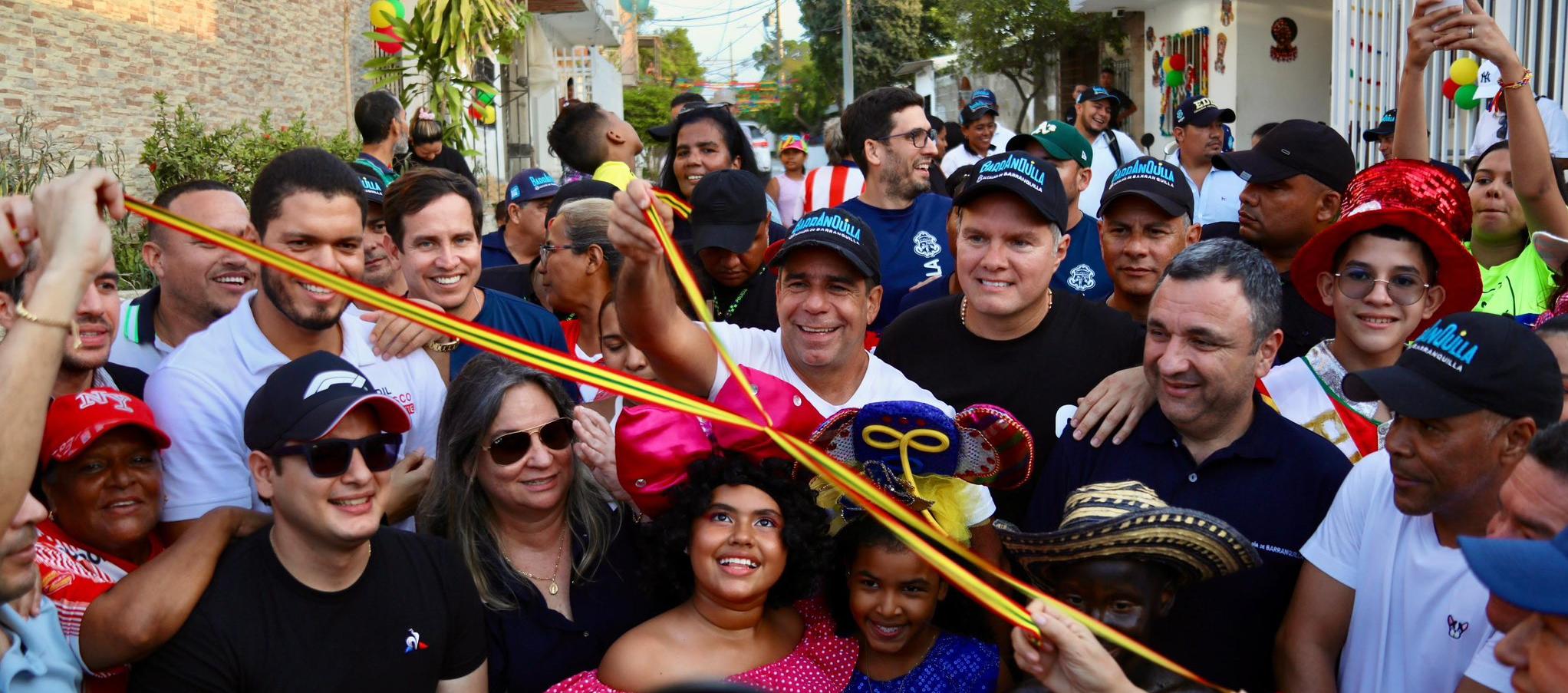 Alcalde Char durante la habilitación de la vía en La Playa.