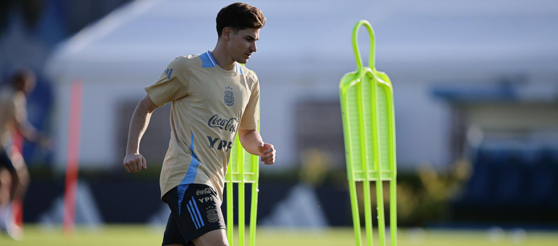 Julián Álvarez, delantero de Argentina, en entrenamiento previo al juego.