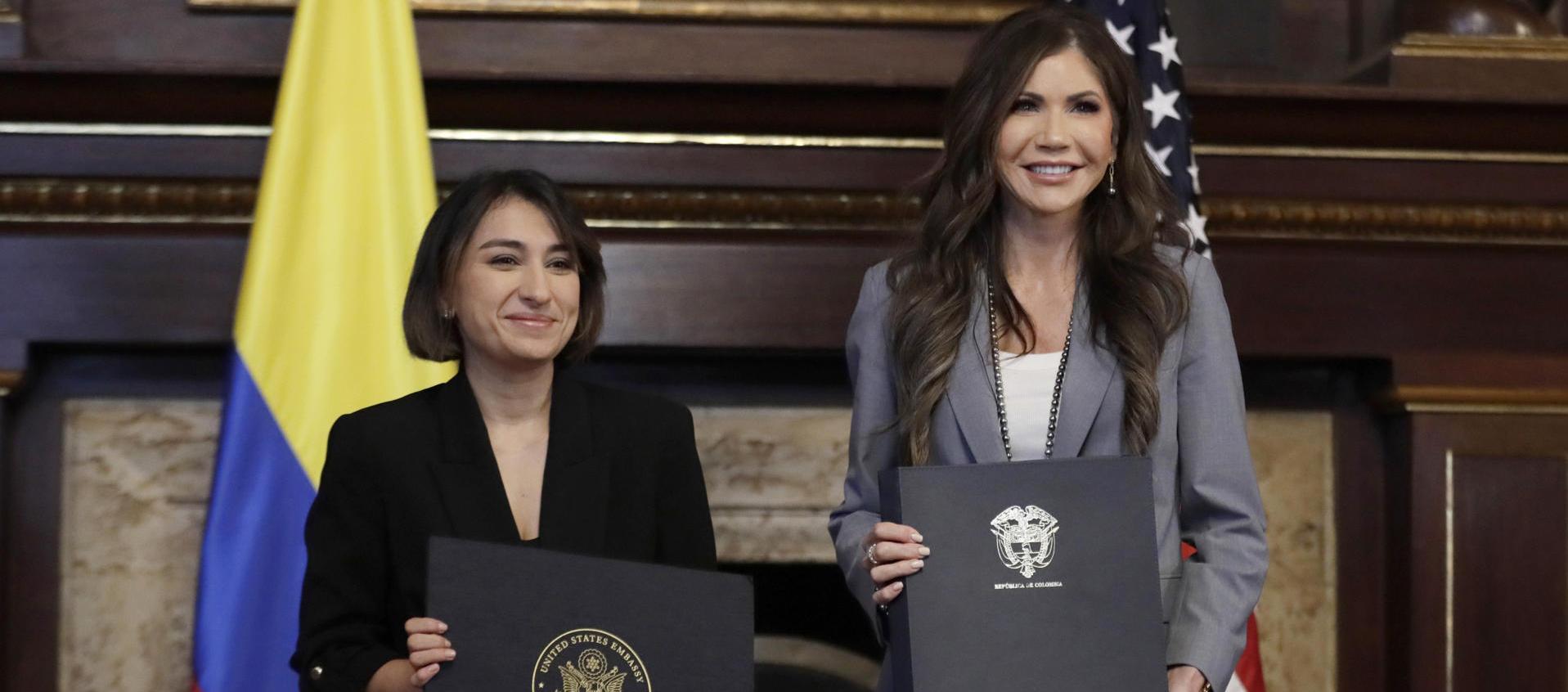 Laura Sarabia y Kristi Noem.