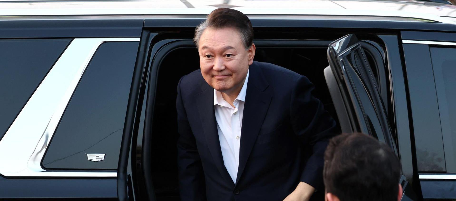 Yoon Suk Yeol llegando a su residencia oficial después de ser liberado.