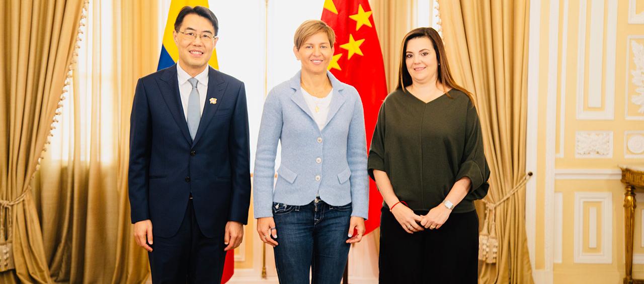 El embajador de China en Colombia, Zhu Jingyang; la Primera Dama Verónica Alcocer y la consejera presidencial para la Reconciliación Nacional (e), Luz Karime Fernández Castillo. 