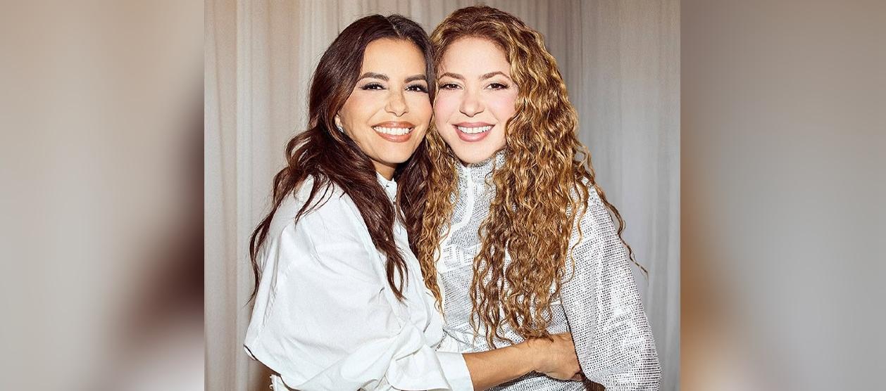 Eva Longoria y Shakira minutos antes de salir al escenario. 