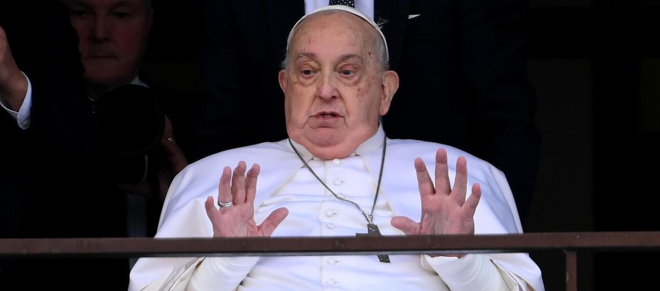 El Papa Francisco saluda y bendice a los fieles.