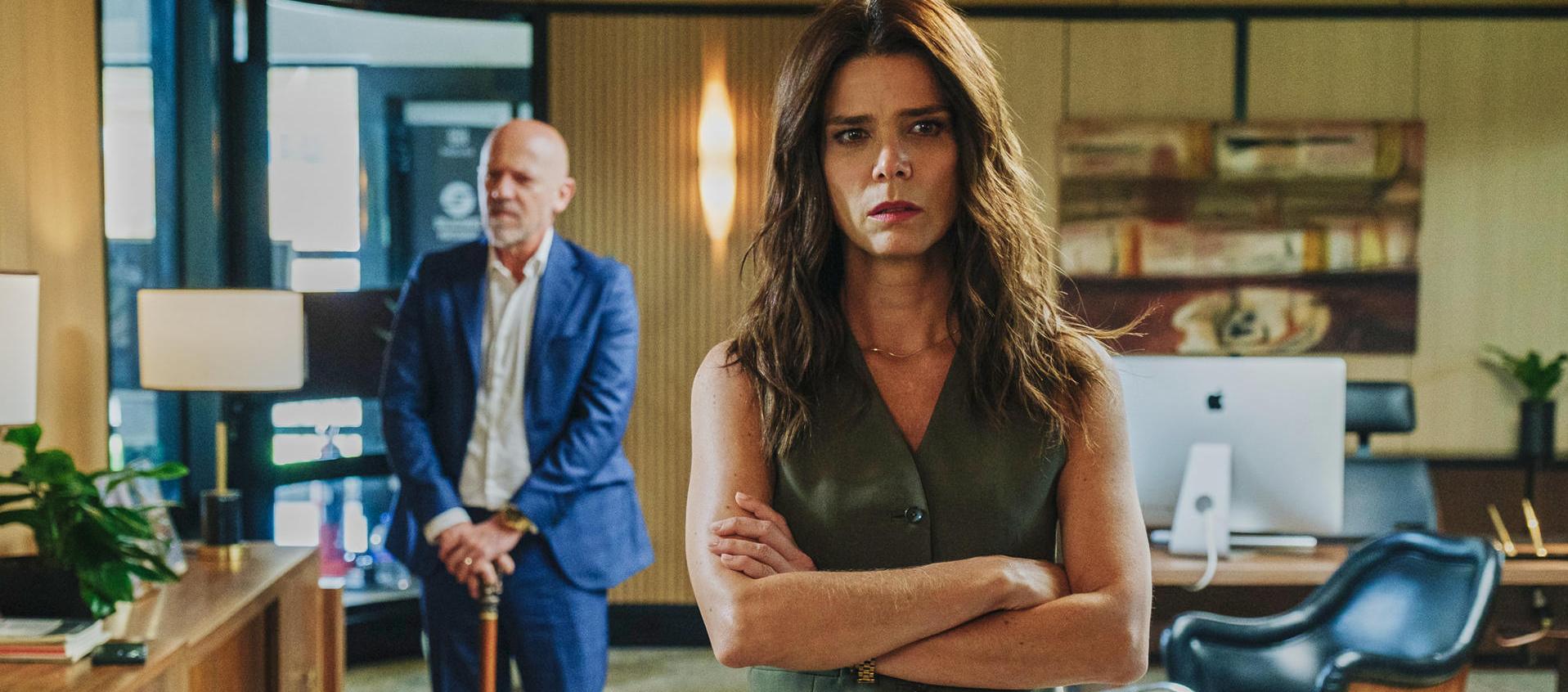 Los actores Juana Acosta y Diego Trujillo durante la grabación de la serie 'Medusa', en Bogotá.