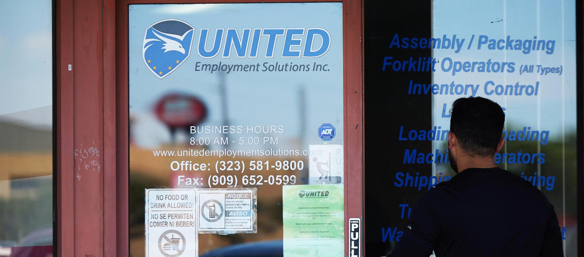 Una persona ingresando a una agencia de empleo en Los Ángeles.