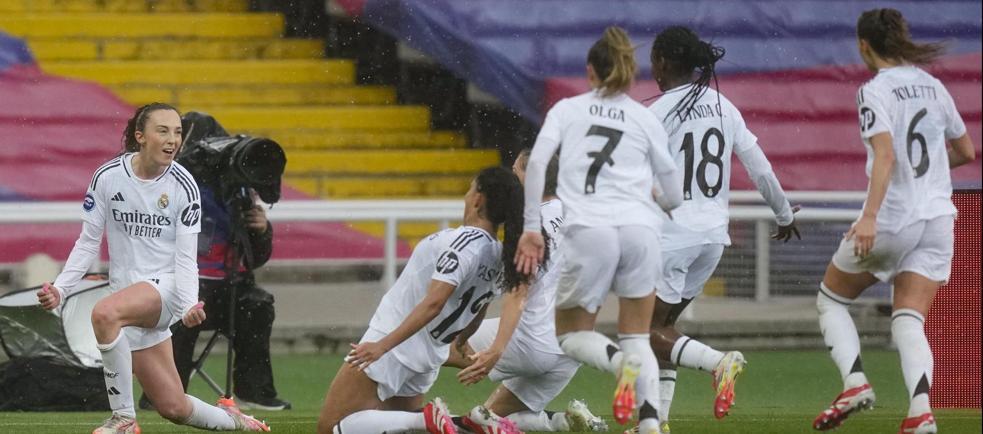 Linda Caicedo celebrando junto a sus compañeras el gol de Caroline Weir.