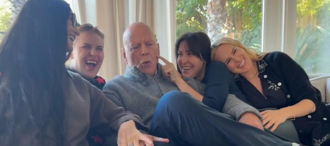 El actor en su cumpleaños rodeado de sus hijas mayores y su exesposa Demi Moore.