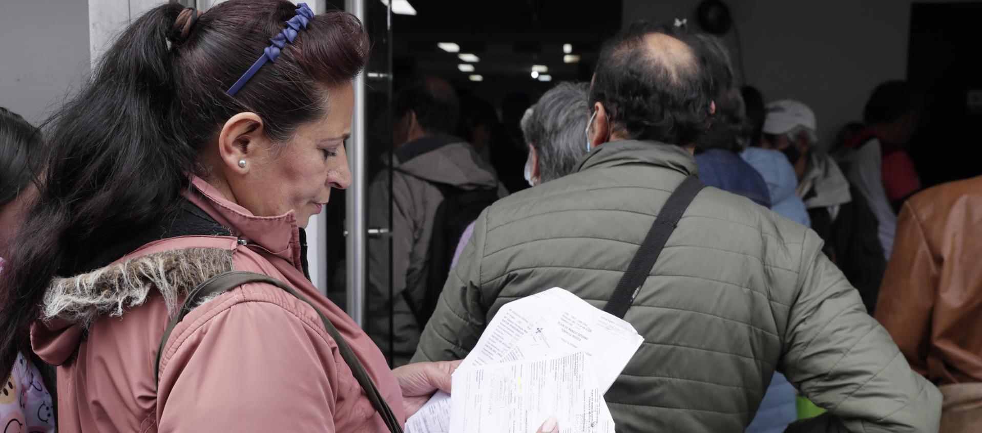 Usuarios realizan largas filas para reclamar medicamentos.