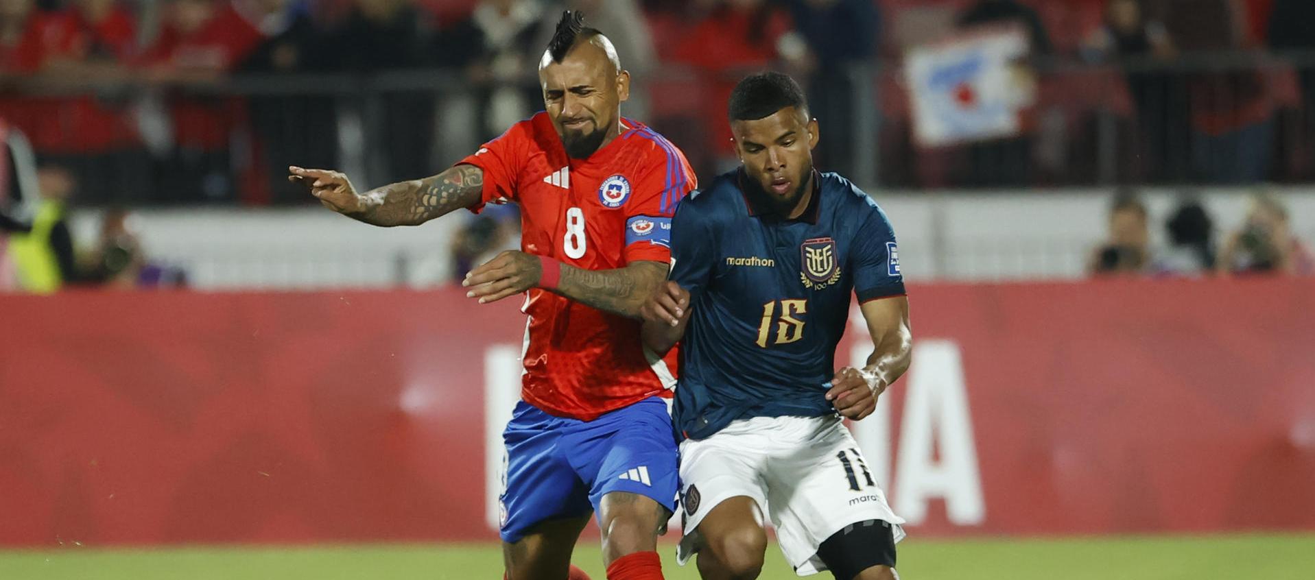 Arturo Vidal disputando el balón con el ecuatoriano Pedro Vite.