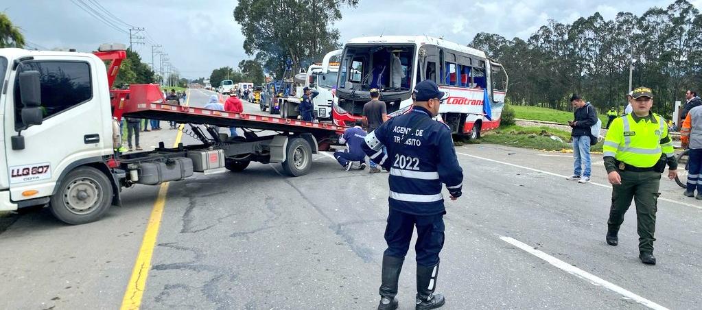 Uno de los carros siendo recuperados después del accidente.