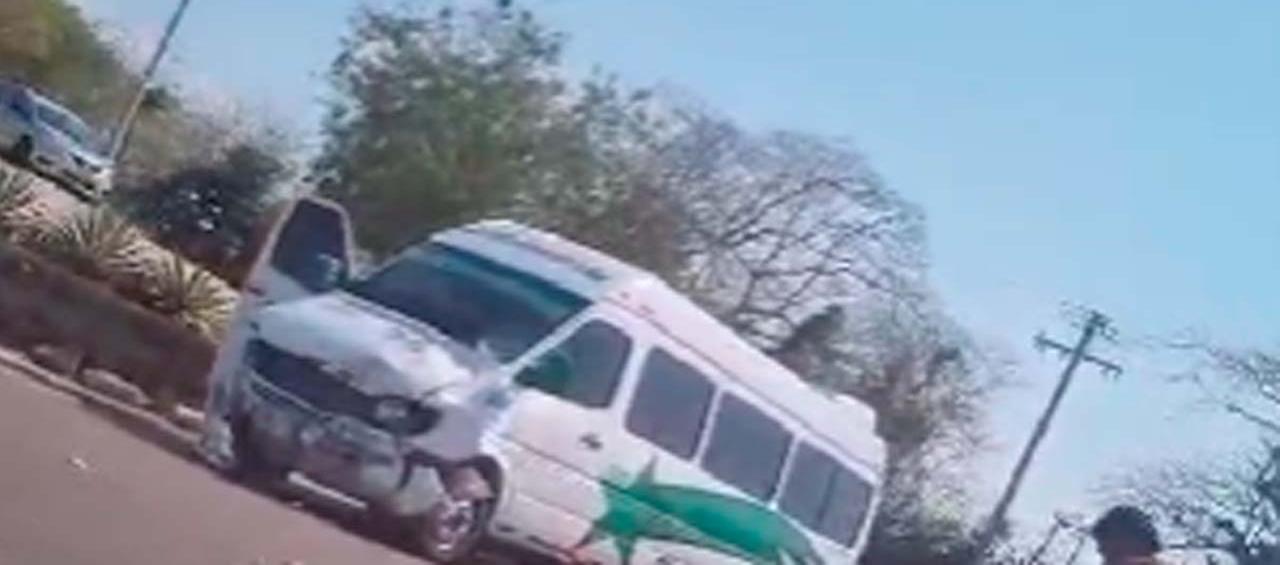 El microbús implicado en el accidente. 