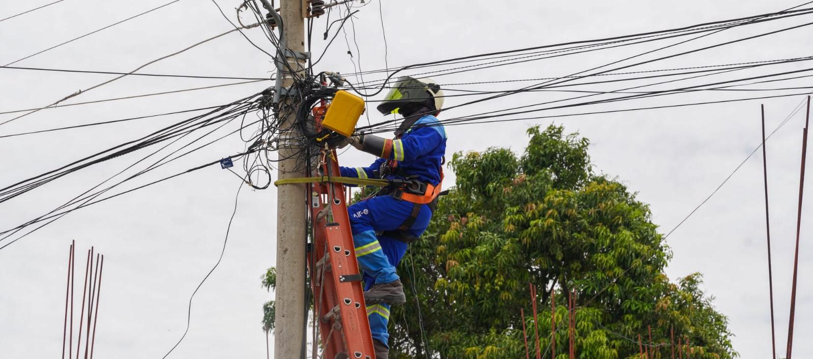 Operario de Air-e Intervenida durante labores eléctricas en Atlántico.