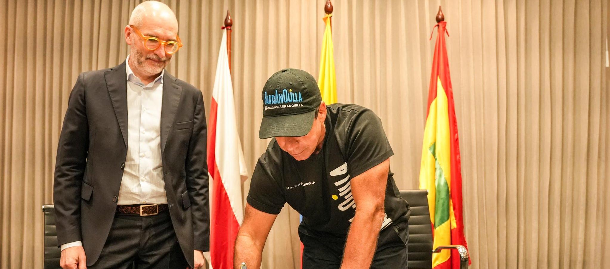 Alcalde Alejandro Char firmando el memorando de entendimiento con SGI Aviation.