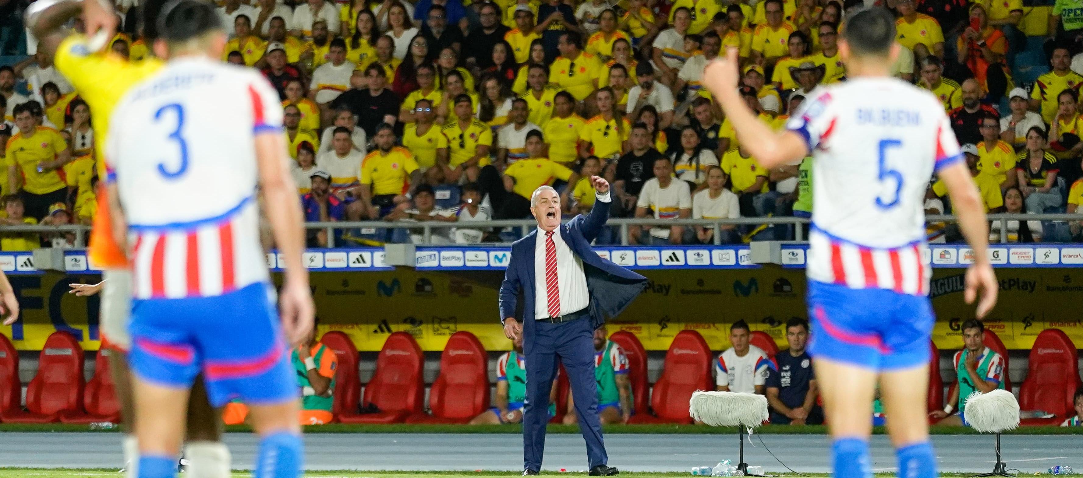 Gustavo Alfaro en zona técnica durante el partido contra Colombia.