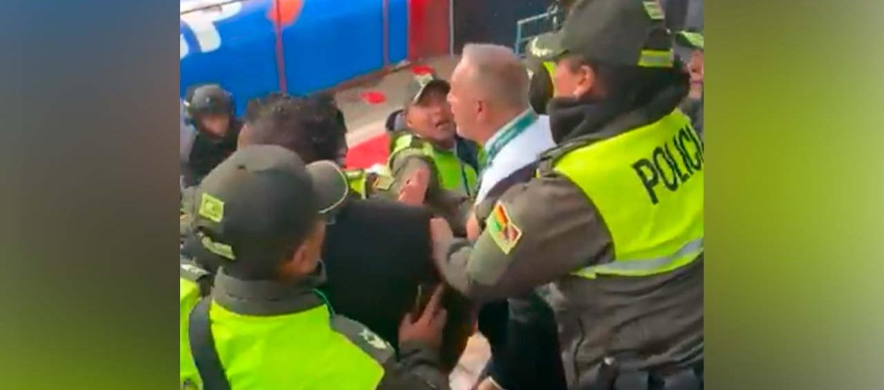 El altercado se presentó en el estadio donde jugó Bolivia con Uruguay. 