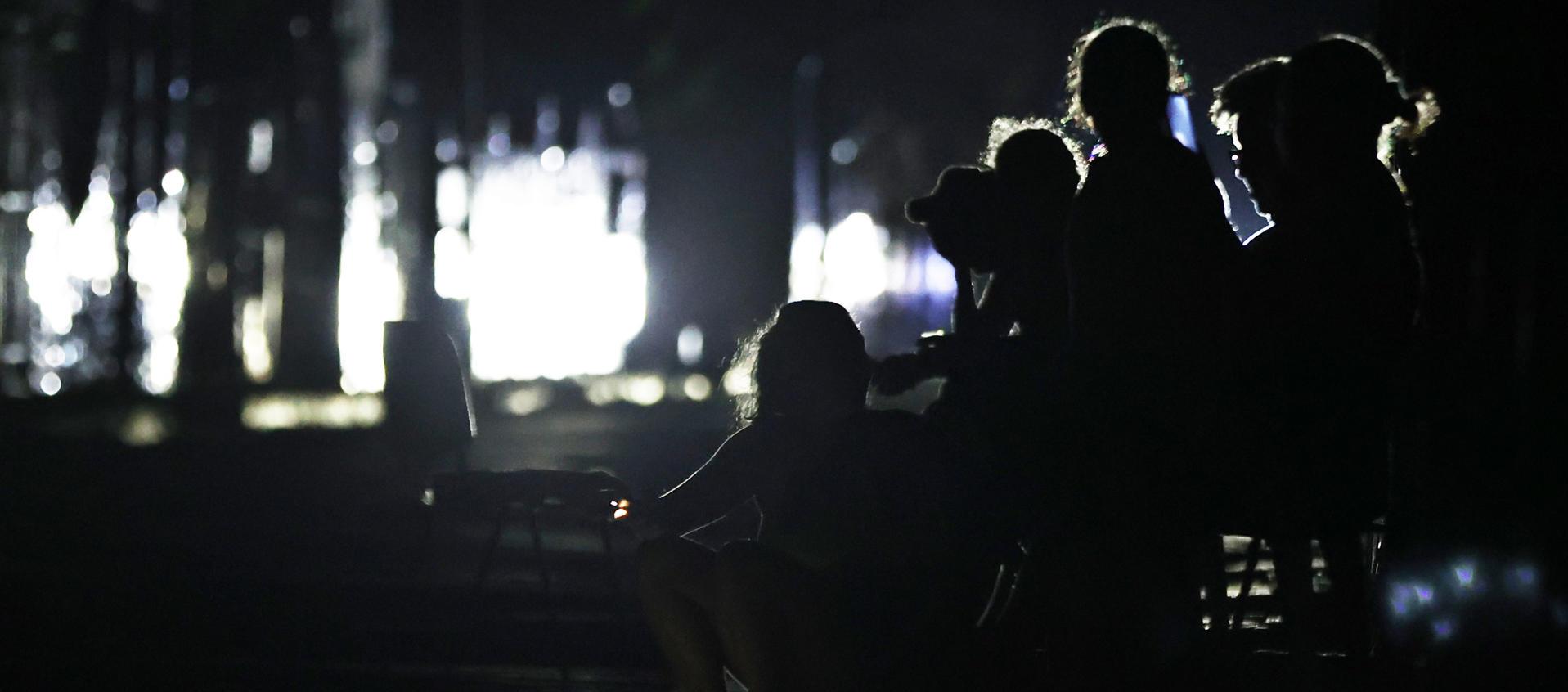 Personas en las calles tras el apagón total en la isla desde el pasado viernes. 