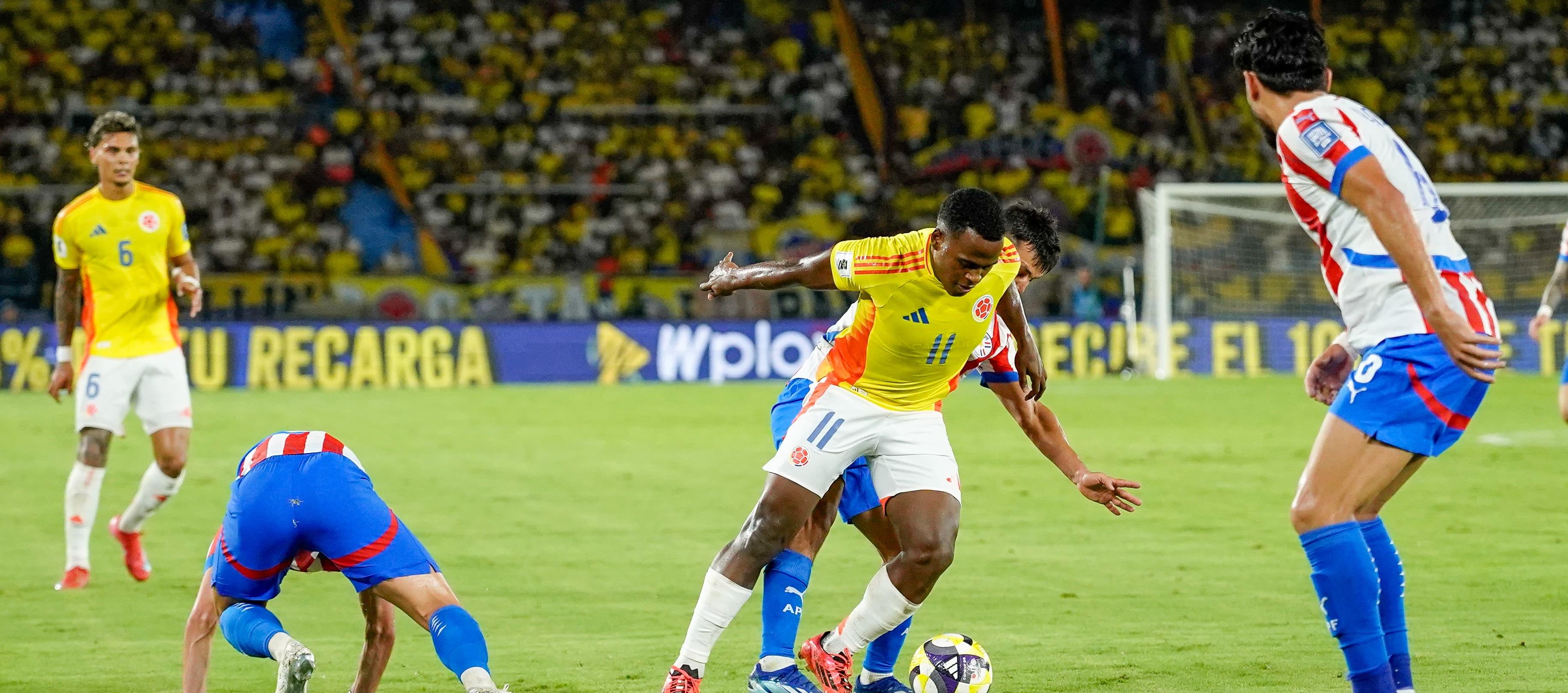 El volante ofensivo Jhon Arias disputando un balón.
