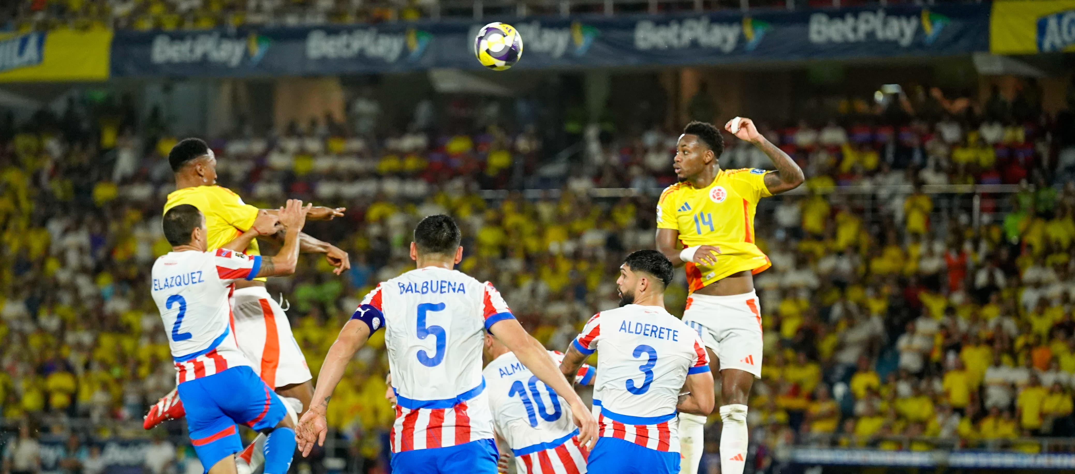 Aspecto del partido de este martes entre Colombia y Paraguay. 