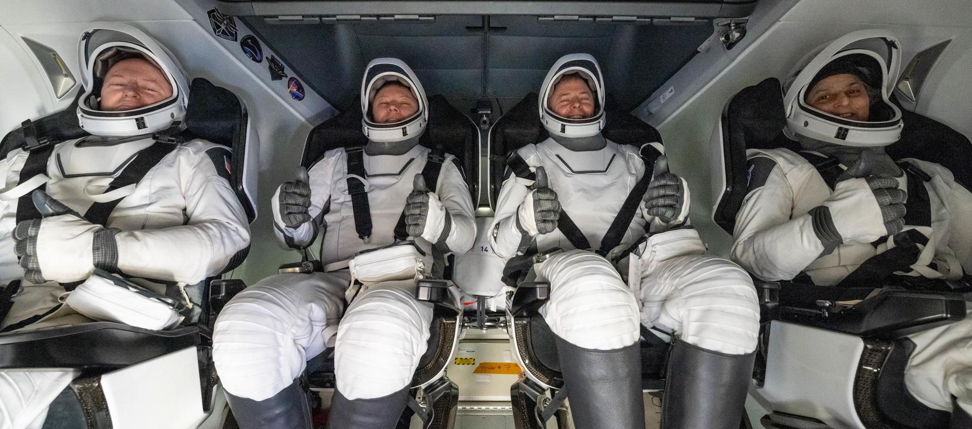 Los astronautas antes de llegar a la tierra. 