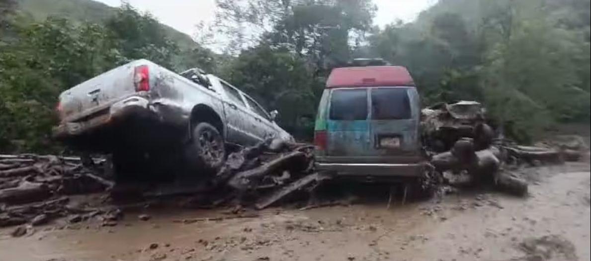 Algunos de los vehículos arrastrados. 