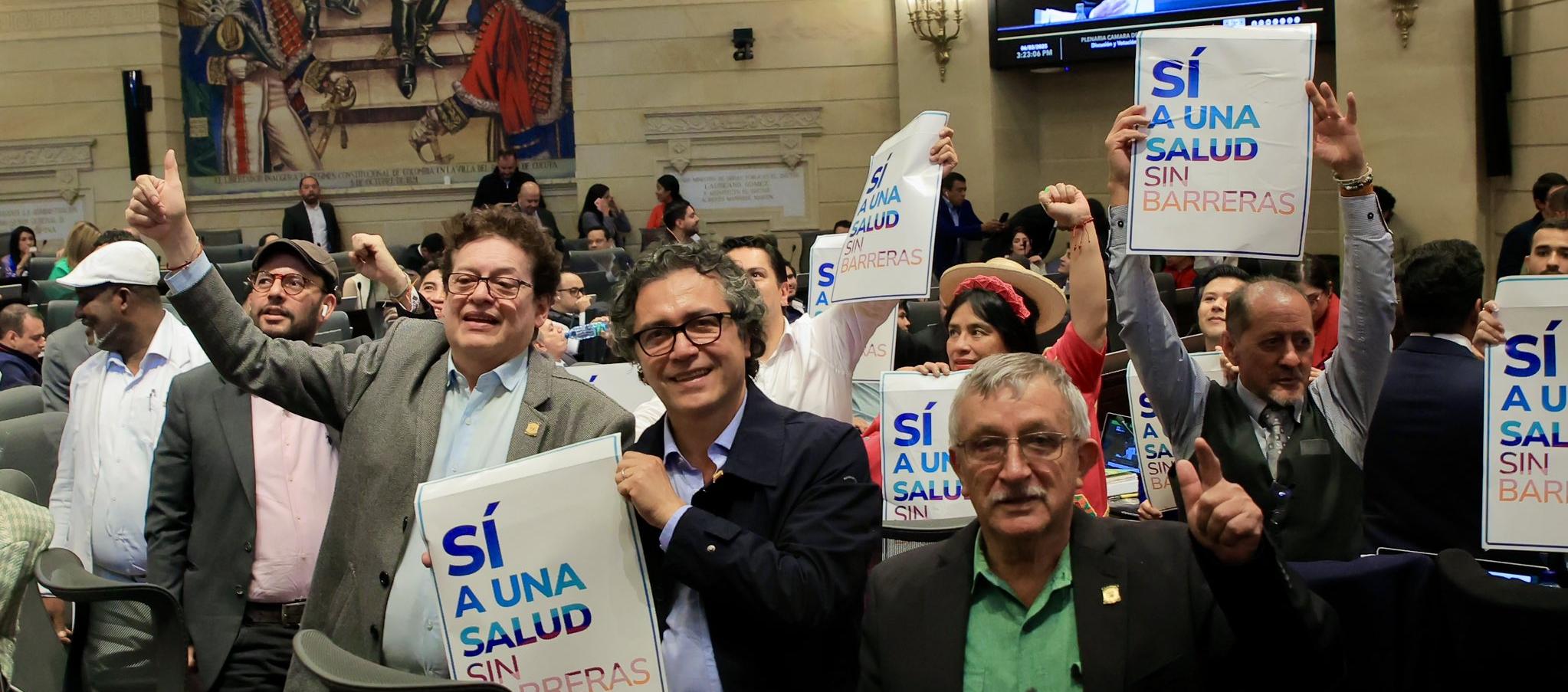 Bancada del Gobierno celebrando aprobación de la Reforma a la Salud en su segundo debate.