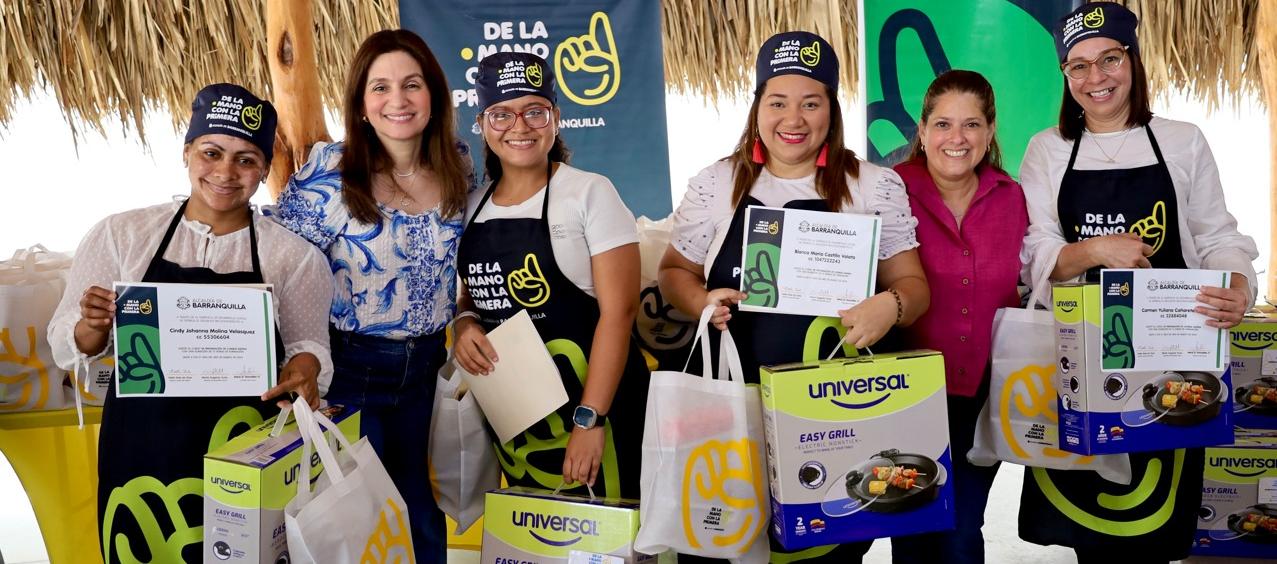 Katia Nule, primera dama y graduadas en curso de emprendimiento en Preparación de comida rápida. 