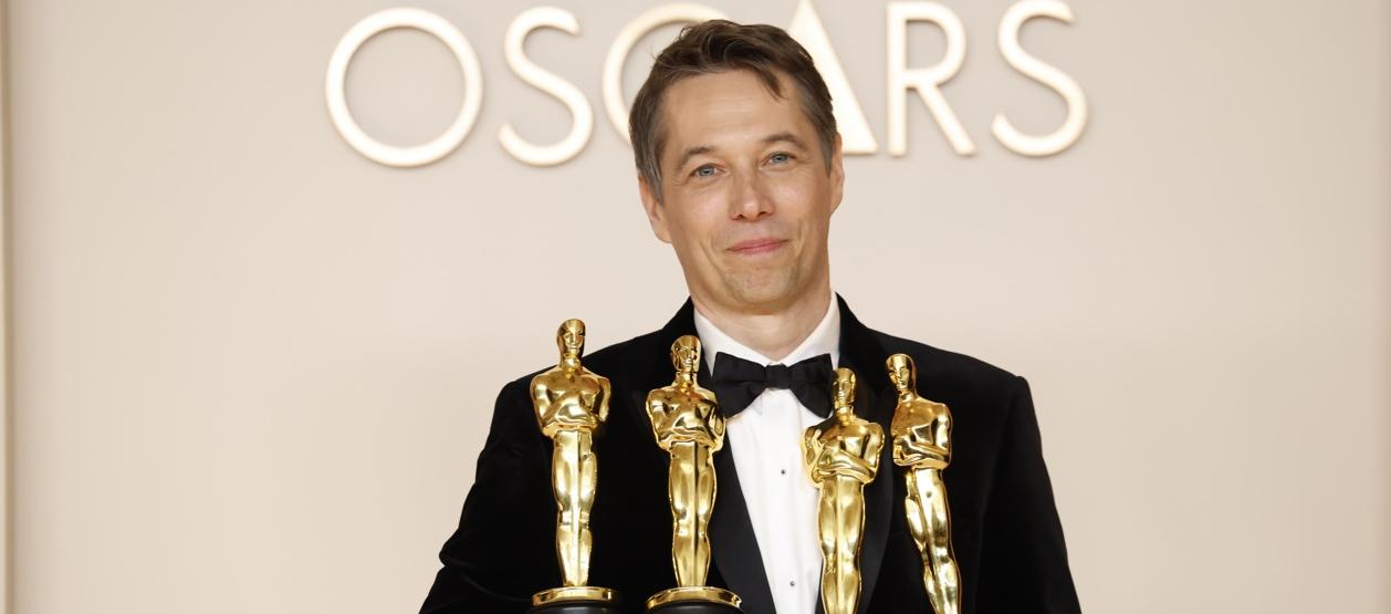 Sean Baker, ganador por Mejor Película, Mejor Dirección, Mejor Montaje y Mejor Guión Original por “Anora”.